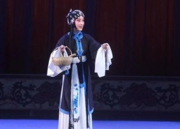 扬剧演员翟金银生活照